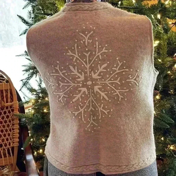 Coldwater Creek women’s 100% wool size medium holiday vest. Zips up the front. - Picture 4 of 8